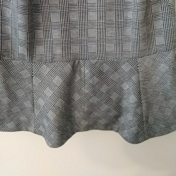 VINCE CAMUTO SLEEVELESS TOP - Picture 3 of 8